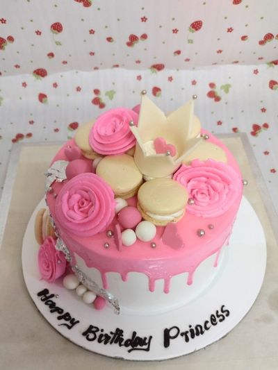 Flower Macaron Drip Cake