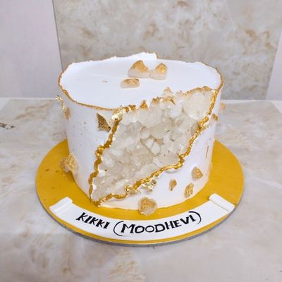Geode Effect Fondant Cake